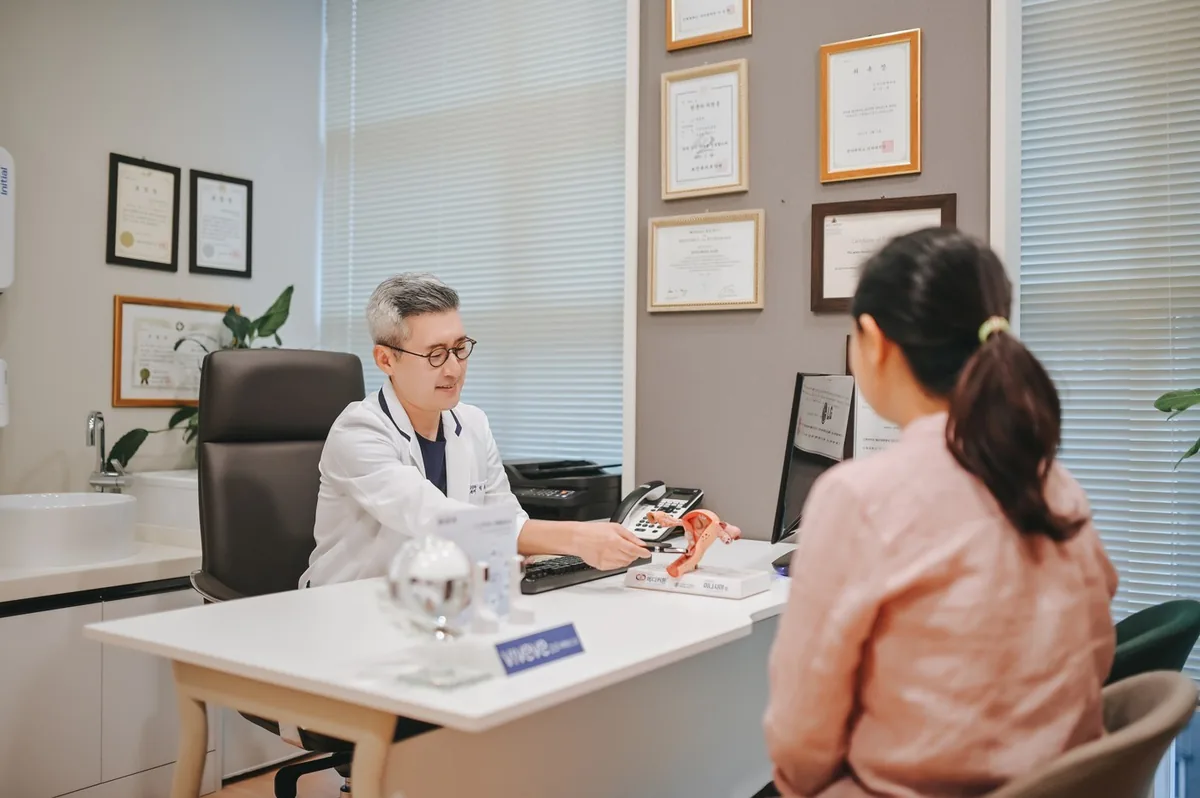 메디우먼여성의원 백동훈 대표원장 상담 모습