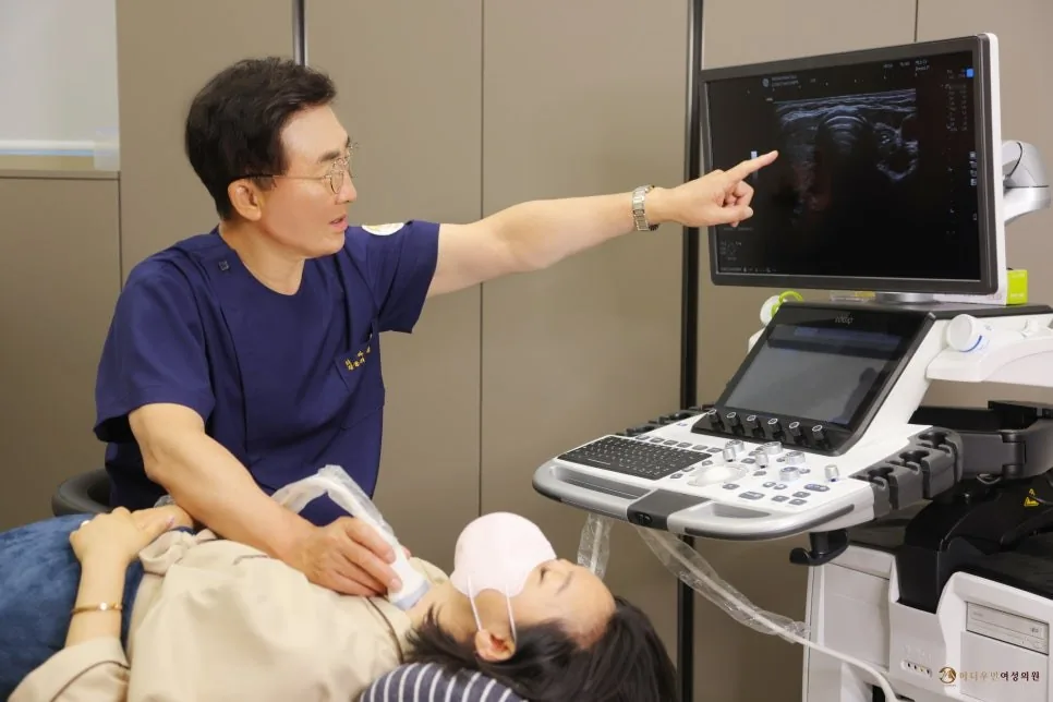 메디우먼여성의원 이홍주 원장이 유방 초음파 검사를 하는 모습