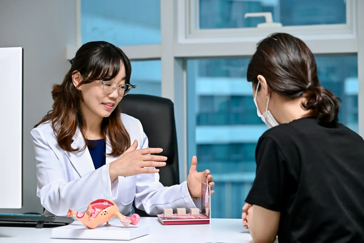 메디우먼여성의원 조희본 원장이 자궁 모형으로 환자에게 설명하는 모습